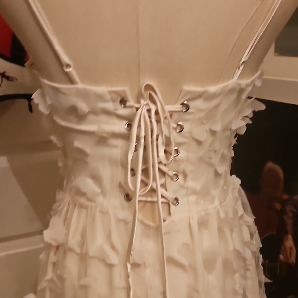 Elegant Ivory Maxi Dress with Textured Appliqué - Picture 6 of 9